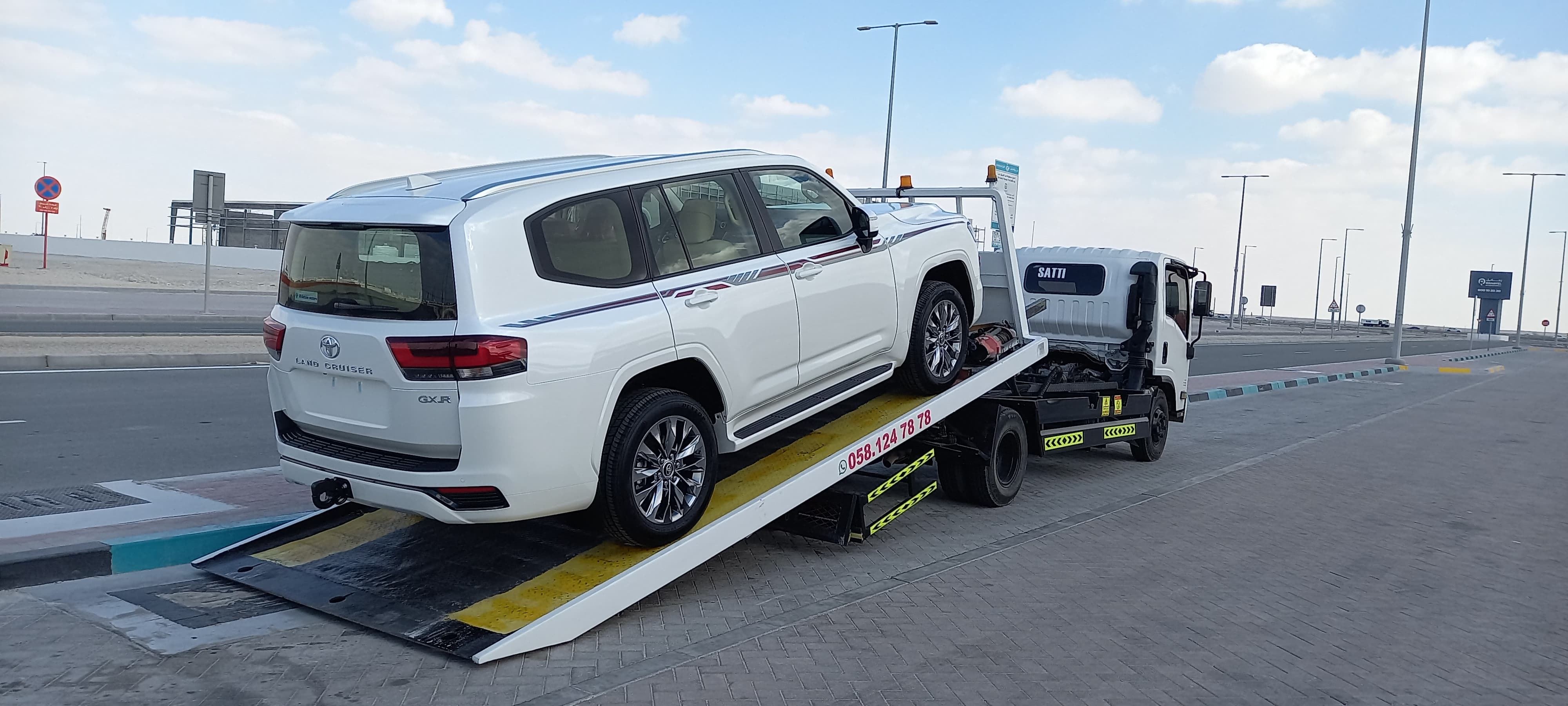 Satti flatbed tow truck